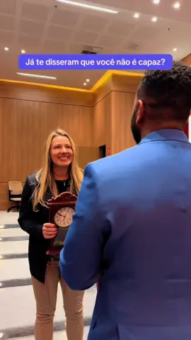 E se, minutos antes de subir no palco, te dissessem que você não é capaz? O que você faria? Ela respirou fundo… e mostrou o contrário. 🚀 Se você quer elevar o nível da sua comunicação, comente a palavra “DIAGNÓSTICO” e corre no seu direct para destravar! 🔐 #oratoria #comunicacao #falarempublico #confianca #dicção  