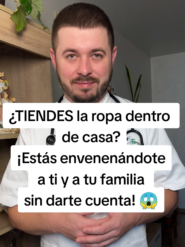Secar la ropa dentro de casa parece inofensivo, pero puede estar dañando tus pulmones sin que lo notes. 🫁 El exceso de humedad crea moho, bacterias y aire tóxico. Mira este video antes de volver a colgar tu ropa en casa 👇 #salud #hogarsaludable #moho #humedad #consejos 