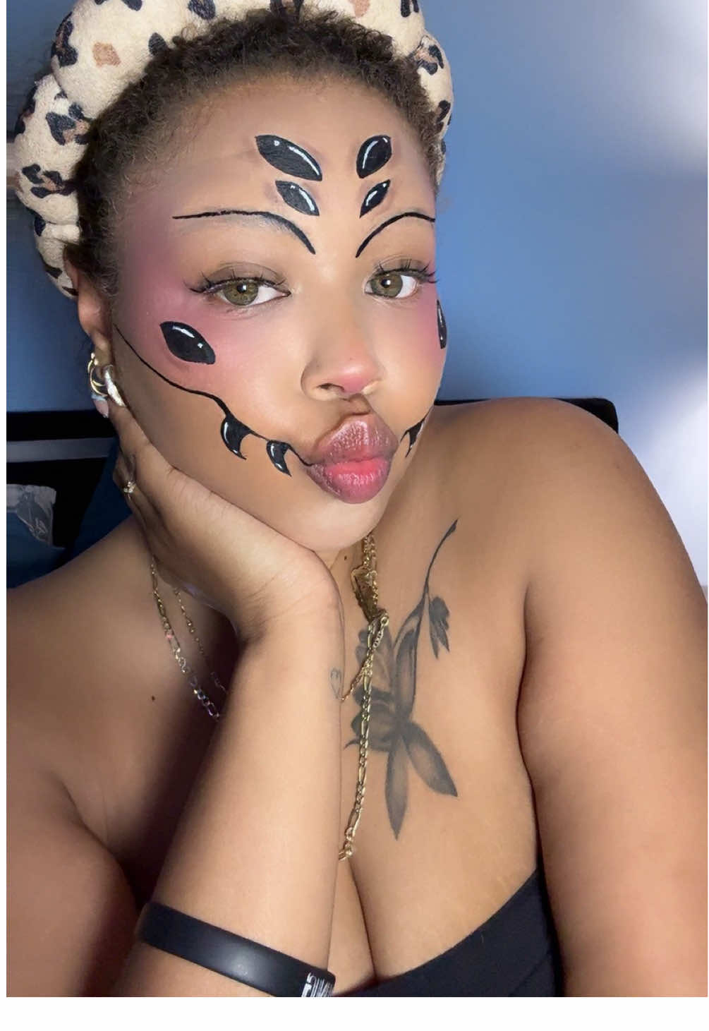 21/31 🎃 My spidey senses are tingling  Inspired by @Lynda.Florae  PRODUCTS : Base - @e.l.f. Cosmetics satin foundation, camo concealer @NYX Professional Makeup  Design - @Glisten Cosmetics LTD @linsmakeuplooks water liner palette  #31daysofhalloween #destineylee #mua #spider #creativemakeup 