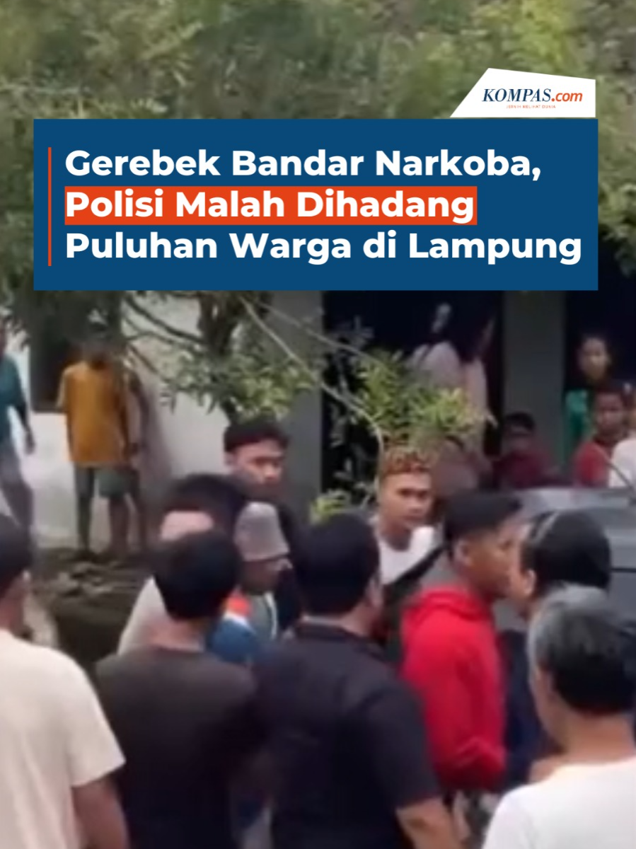 Penggerebekan dan penangkapan bandar narkoba di Kabupaten Lampung Tengah berlangsung dramatis. Warga mencegat anggota polisi saat mereka meringkus sang bandar.  Peristiwa tersebut terjadi pada Jumat (17/10/2025) sore di Kampung Komering Agung, Kecamatan Gunung Sugih, Kabupaten Lampung Tengah.  Dalam video yang diterima, terlihat puluhan warga berusaha menghalang-halangi anggota kepolisian yang hendak membawa satu orang pelaku. Penulis: Tri Purna Jaya, Reni Susanti  Kreatif: Jessica Meisya Kurnia Produser: Elizabeth Ayudya Ratna Rininta ~J #Polisi #Narkoba #Lampung ##voice