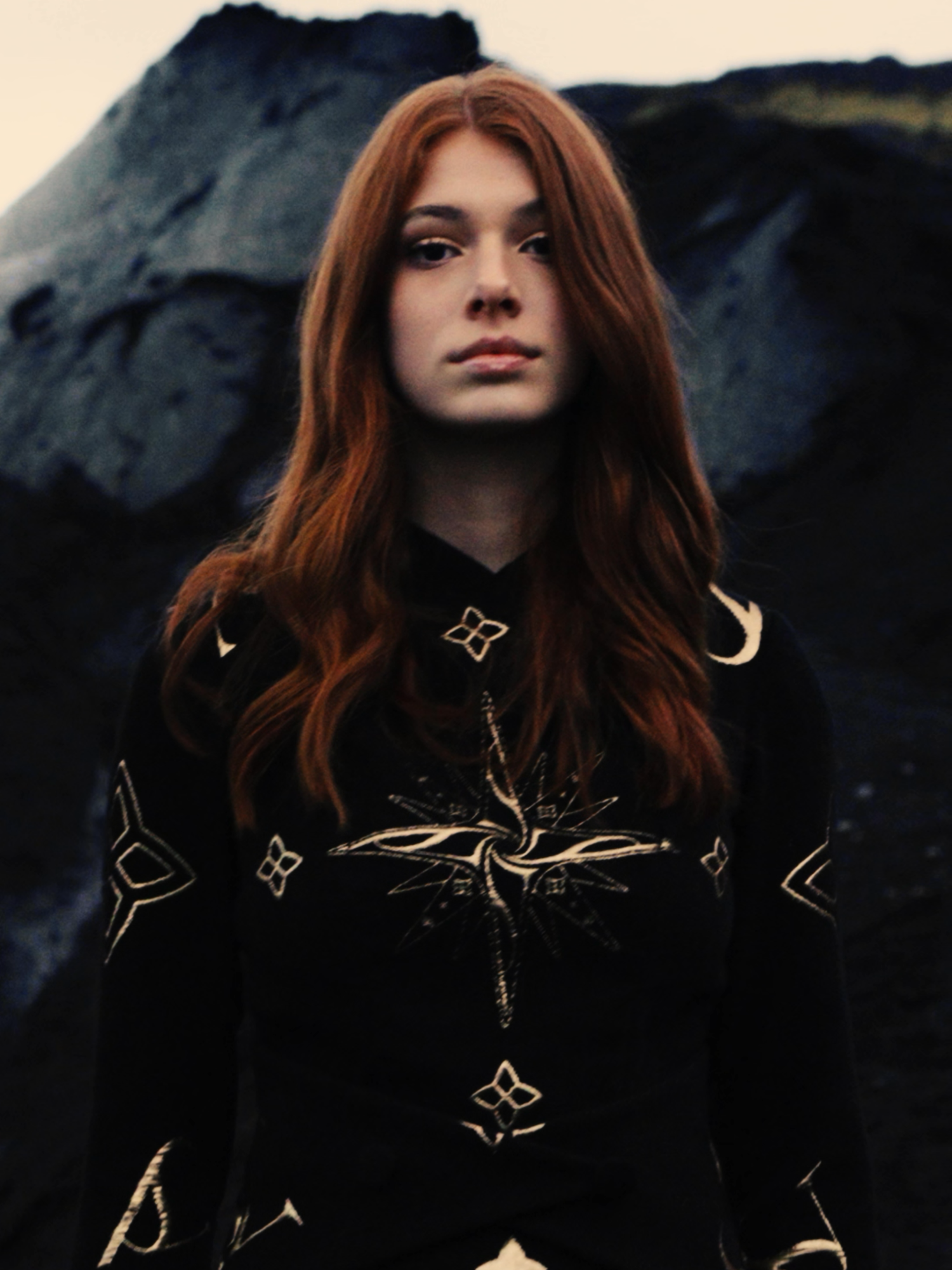 Fekete, fehér és a csillag, ami az álmokat jelképezi – és emlékeztet rá, hogy nincs lehetetlen. 💫 Agnes Silka couture. #agnessilka #couture #winterfashion #slowfashion