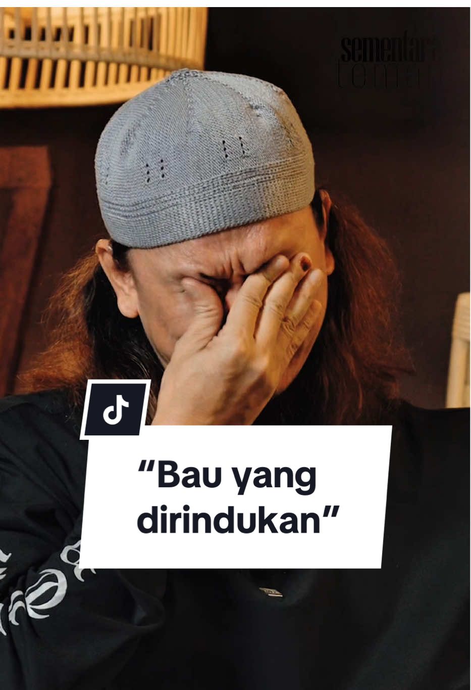 “Bila ayah dah tiada, baru aku sedar… bau tu bukan sekadar kenangan, tapi tanda kasih yang Allah pernah pinjamkan.” Host @fahrain su @BENMAZLAN LEGACY  Tetamu @Hosni Mubarak  #SementaraTeman #RinduAyah #Podcast #borakbro 