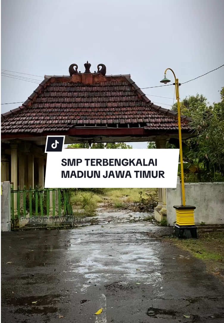 Sekolah Terbengkalai dahulu merupakan SMP atau Sekolah Menengah Pertama. SMP ini sudah terbengkalai sekitar 7 Tahun Lalu. #javamistik #explorehorror #sekolah #madiun #horror 