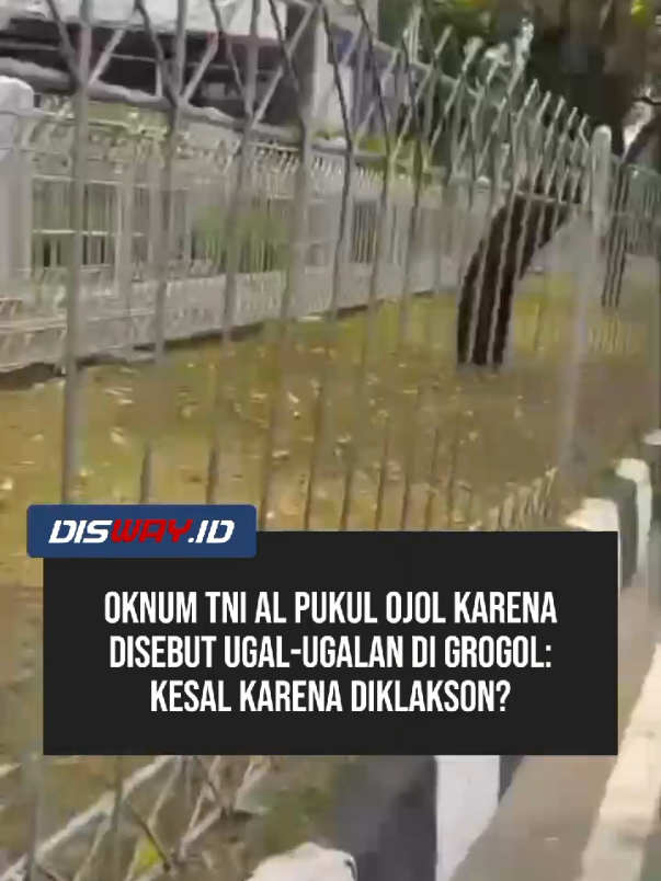 Sebuah video viral merekam driver ojek online yang cekcok dengan oknum anggota TNI Angkatan Laut diduga karena ugal-ugalan hingga emosi saat diklakson. Cekcok Oknum TNI AL dan pengemudi ojek online (ojol) terjadi pada Senin, 20 Oktober 2025 siang. Peristiwa itu terjadi di kawasan Jalan Letjen S Parman, Grogol, Jakarta Barat, tepat di depan Kampus 2 Universitas Tarumanegara, sekitar pukul 13.00 WIB. Dalam rekaman video berdurasi sekitar satu menit itu, pengemudi ojol merekam oknum TNI AL dan menyebut dirinya dipukul karena menegur dengan cara mengklakson. Disebutkan, cekcok antara pengemudi ojol hingga memancing perhatian pengguna jalan.  Menurut versi ojol, Pemotor oknum TNI AL itu diduga menyalip dari jalur bus Transjakarta dan tiba-tiba berbelok ke kiri tanpa memperhatikan kendaraan lain di sekitarnya. Dalam video itu terlihat pengemudi ojol yang merekam kejadian sambil menjelaskan kronologi kepada netizen. Ia mendekati pengemudi ojol dan terjadi cekcok di tengah jalan hingga sempat terjadi pemukulan. Suara warga terdengar mencoba menenangkan situasi namun tak berhasil.   #oknumtnial #ojol #grogol #diswaydotid 