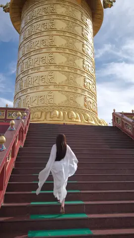 Đại Bảo Tháp Kinh Luân, nơi chứa hàng tỷ câu chú Om Mani Padme Hum – năng lượng của lòng Từ bi, Trí tuệ và Thanh tịnh. Người ta tin rằng, mỗi vòng quay của Kinh Luân không chỉ là sự chuyển động của vật chất, mà là sự thức tỉnh của tâm linh, giúp tẩy rửa nghiệp xưa, hóa giải khổ đau và mở ra một nguồn năng lượng an lành cho chính mình và thế giới. 🌸 Hãy đến đây, quay một vòng bằng tất cả lòng thàh tâm Bạn sẽ thấy tâm mình sáng hơn, và thế giới cũng dịu dàng hơn. #ĐàLạt #SamtenHills #ĐạiBảoThápKinhLuân #TâmLinh #AnLạc   