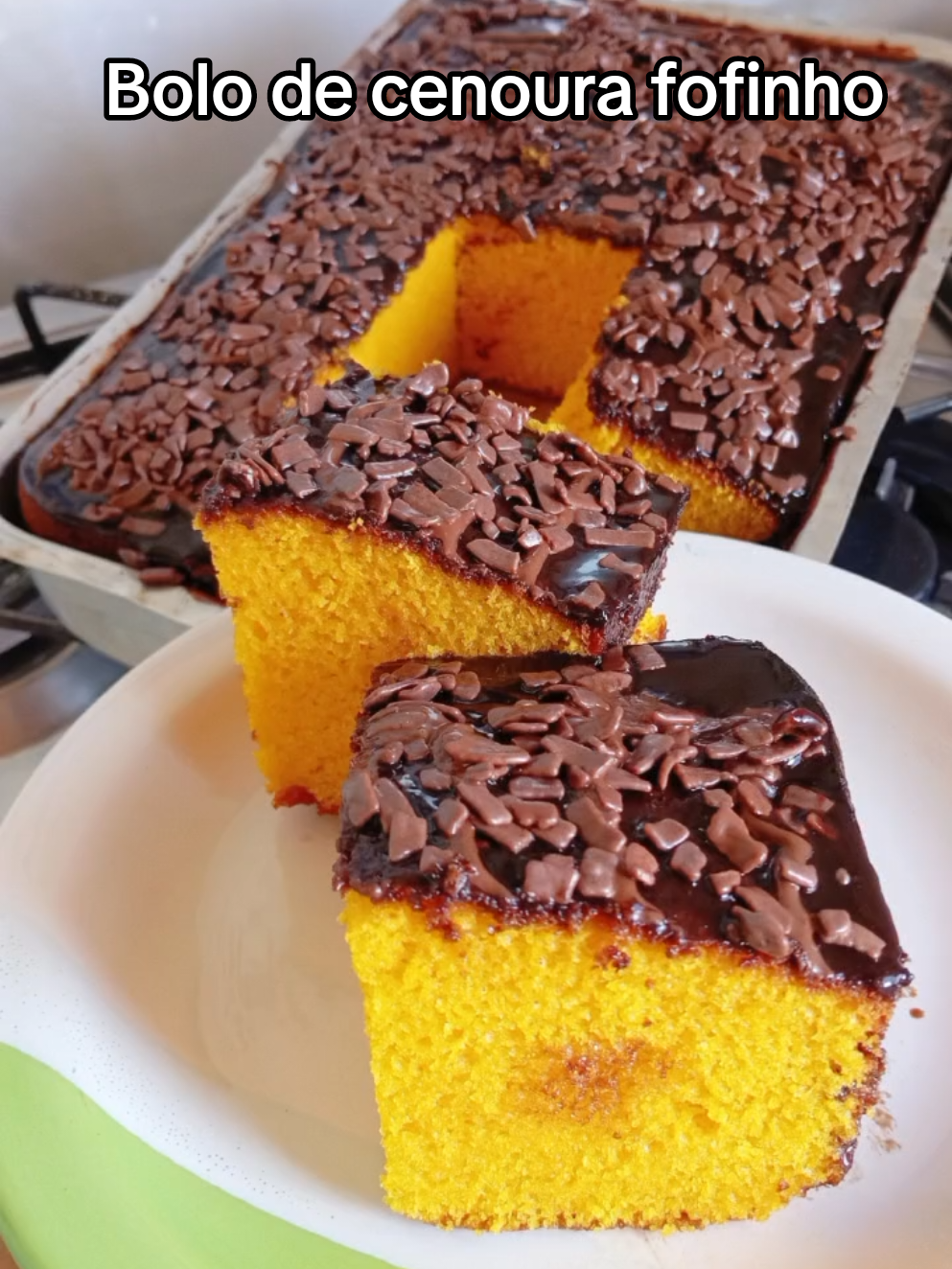Bolo de cenoura fofinho  Ingredientes  300g de cenoura  4 ovos  1+1/2 xícara de açúcar  1 xícara de óleo  2+1/4 xícara de farinha de trigo  1 tampinha de fermento para bolo. Ganache de chocolate  1 xícara de 250mL de chocolate meio amargo picado 1/2 caixinha de creme de leite  Granulado agosto  O modo de preparo está no vídeo, se você gostou da receita, curte, comente e depois compartilhe 👩‍🍳🙏  #receitasimples #receita #bolodecenoura #bolo #foryoupage 