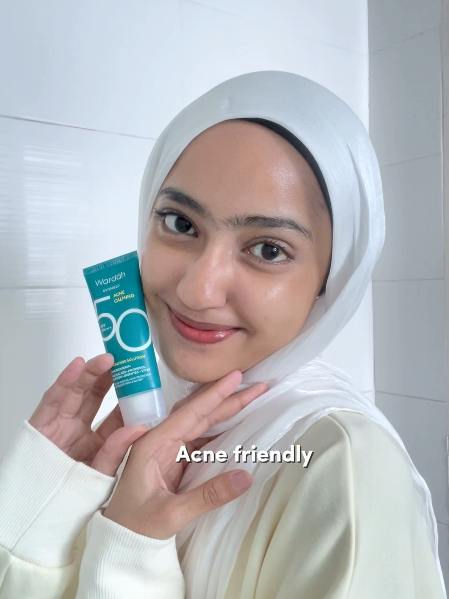 Acne-prone skin? Don’t skip this one! ☀️ Meet Wardah UV Shield Acne Calming Sunscreen SPF50 PA++++ — your daily sun buddy that protects & calms your skin 💧 Get yours today! #WardahMY #WardahUVShield #AcneCalmingSunscreen #SPF50 #WardahSkincare #AcneFriendly #DailySunscreen #MYBeautyRoutine