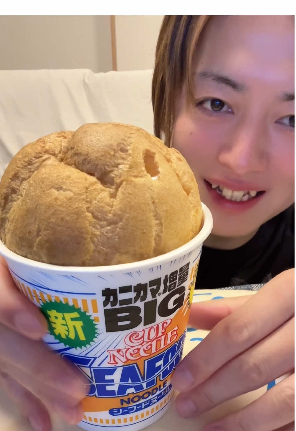 これ試したことある人いるー？？🤗 #食べる動画 #mukbank #食べるの大好き #シーフードヌードル #シュークリーム