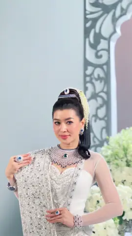 လှပခြင်း  ခမ်းနားခြင်းများနဲ့ ဦးတီနဲ့ မအူဝဲ  Eaindra Kyaw Zin ကို ထိပ္တန္းေရႊဘုရင္ စိန္ေရႊရတနာဆိုင္ အတွက်  ကျက်သရေရှိရှိလေး ဖန်တီးပေးထားပါတယ်  လှပပြီး ကျက်သရေရှိတဲ့ နီလာရတနာများနဲ့  ငွေဘူးနွယ် လေးတွေကို အသုံးပြုထားပီး💎 💫 ဝတ်စုံလေးနဲ့ ရတနာကိုတော့ သတို့သမီးတွေသာမက အလှူ့မလေးတွေပါ ဝတ်ဆင်စေချင်တဲ့ စိတ်ကူးလေးနဲ့  ဖန်တီးထားပါတယ်    👗PAING PAING -MDY 💄Jessica Han Stylist Payinn Yaung 📷လီယမ်း#foryoupage❤️❤️ #foruyou #myanmartiktok🇲🇲🇲🇲 #fyp #designerpaingpaingmdy 