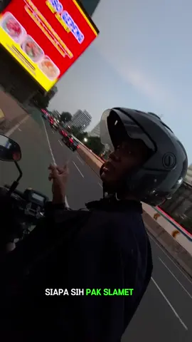 Setiap lewat Fatmawati / Cipete pasti ketemu muka bapak ini lagi. Gila sih… ini bapak siapa, bisa nongol di billboard segede ini? 😭🤣 Fix bukan kaleng-kaleng… ngalahin artis & brand ambasador semua. Gue doang nggak sih yang jadi makin penasaran sama Pak Selamet? 