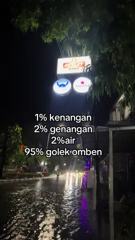 Hujan masih air Genangan masih air tak mengalir Omben obat sakit hati melupakan kenangan yang sulit di lupakan #outlet23indonesia #outlet23hwg #semarang24jam #hujan🌧️ #kenanganmengusikjiwa 