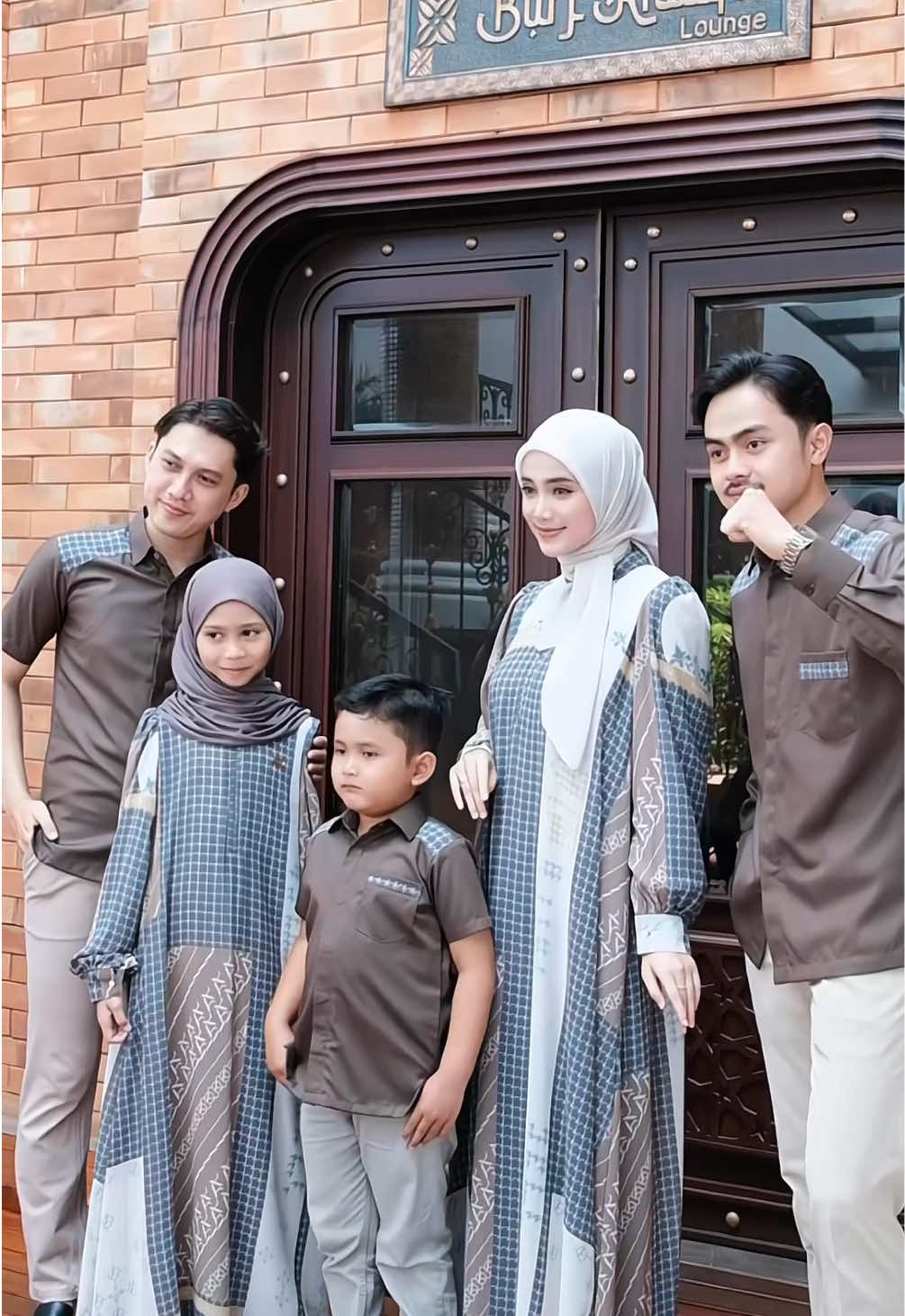 Because together, everything looks more beautiful. Ready siap kirim sayy😍🥰✨ #sarimbitaisyalina #sarimbitkeluarga #sarimbitlebaran #sarimbitan 