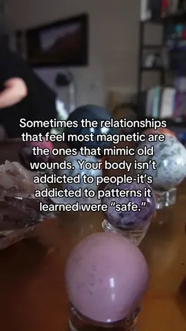 If peace feels uncomfortable, it’s not love-it’s your nervous system chasing chaos. 🧠💔 #SomaticHealing #AttachmentWounds #TraumaHealing