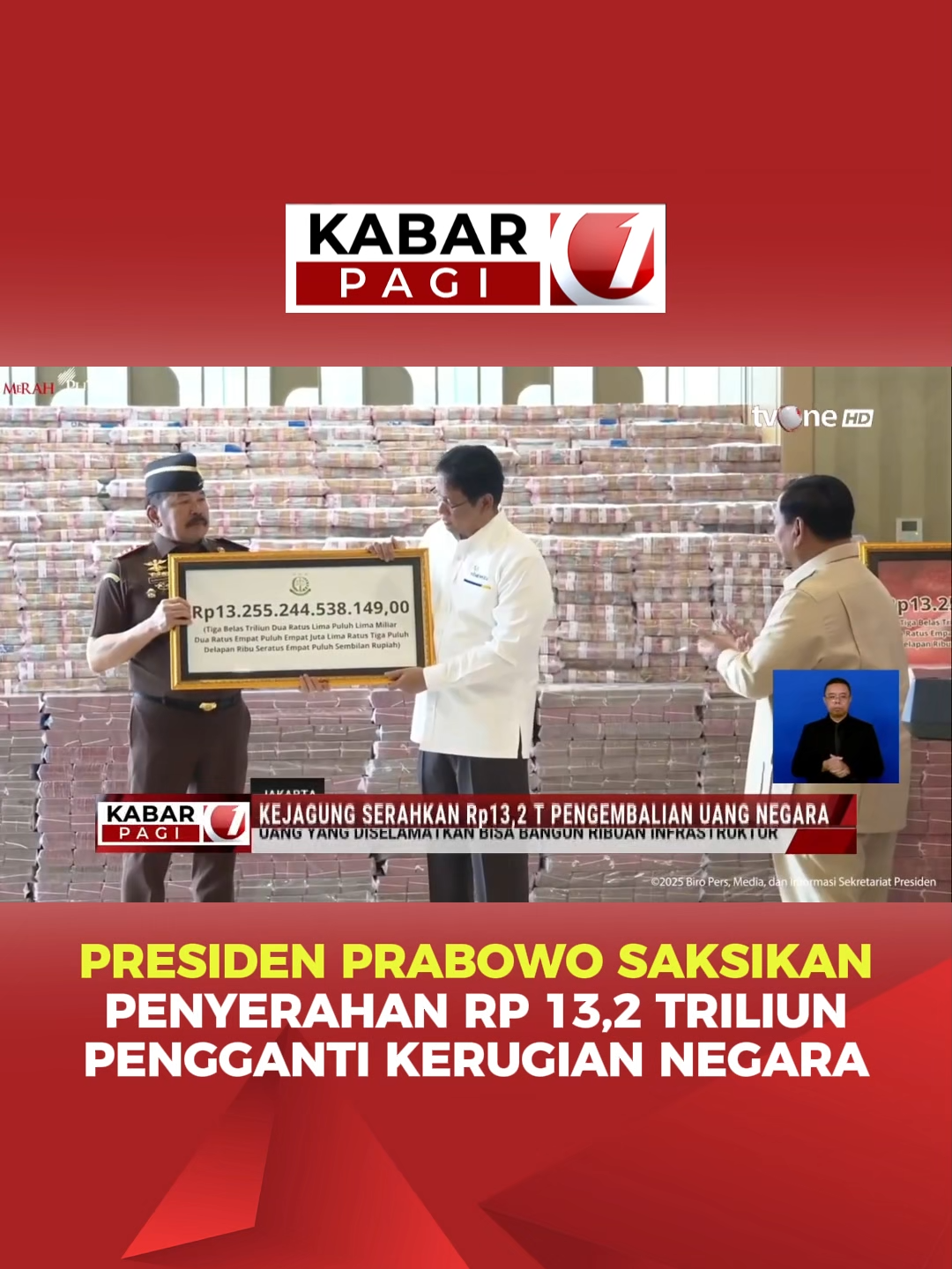 💼 Presiden Prabowo Subianto menyaksikan secara langsung penyerahan uang pengganti kerugian negara sebesar Rp13.255.244.538.149,00 dalam perkara korupsi ekspor CPO dan turunannya, pada Senin, 20 Oktober 2025, di Gedung Utama Kejaksaan Agung RI, Jakarta. Presiden Prabowo memberikan apresiasi tinggi kepada jajaran Kejaksaan Agung atas kerja keras dalam pemberantasan korupsi, menyebut penyerahan uang pengganti ini sebagai langkah penting untuk menegakkan keadilan ekonomi di Indonesia.  Tumpukan uang senilai hampir Rp2 triliun terlihat di hadapan Presiden, yang juga dihadiri oleh Jaksa Agung Burhanuddin, Menhan Sjafrie Sjamsoeddin, dan Menkeu Purbaya Yudhi Sadewa.  Penyerahan ini adalah tindak lanjut dari putusan kasasi Mahkamah Agung yang menganulir vonis lepas terhadap tiga perusahaan besar di kasus korupsi ekspor CPO.  📡 Pantau terus tvOne untuk berita lebih lanjut! #KabarTvOne #UpdateTvOne #Prabowo #PemberantasanKorupsi #KeuanganNegara #KejaksaanAgung #BeritaTerkini