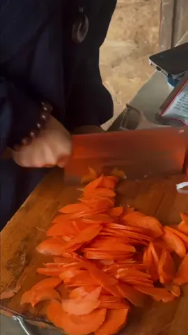 “独与天地精神相往来,而不敖倪于万物。”师傅指引我: 在寂静中与山河对晤,于独处时同星月交心。这并非逃离人间,而是为了在万物一体中,找到那份最深切的共鸣与连接,涵养包容天地的胸怀。