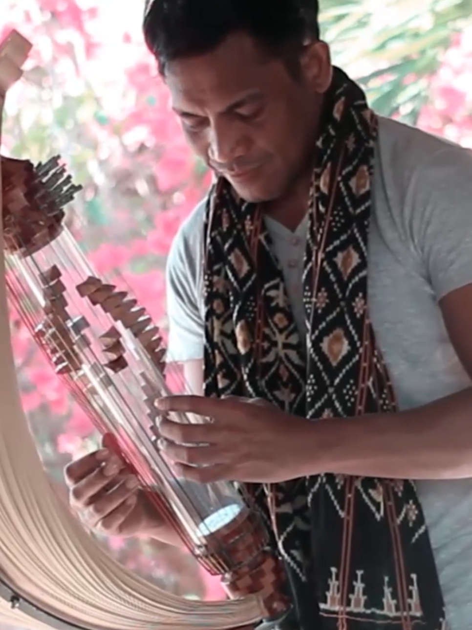 Which one is your favorite? Sasando is a Tube Harp from Indonesia #sasando #natalinomellasasando #lagurohanikristen #relaxing #indonesiaharp 