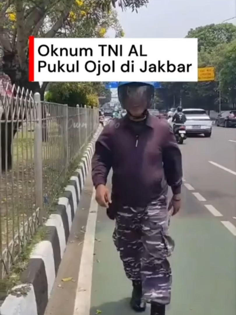 Seorang prajurit TNI AL viral usai terekam memukul seorang driver ojek online (ojol) di daerah Grogol, Jakarta Barat pada Senin (20/10). Diketahui, prajurit TNI AL tersebut melakukan pemukulan karena tidak terima diklakson usai memotong jalur dengan kecepatan tinggi. Kepala Dinas Penerangan Angkatan Laut (Kadispenal) Laksamana Pertama TNI Tunggul membenarkan pria tersebut merupakan prajurit TNI AL. Ia mengatakan sedang meminta keterangan lebih lanjut dari yang bersangkutan. Creator: Cariss Nayla #oknumtnial #tni #anggotatni #tentarapukulojol #ojol #viral #detikcom