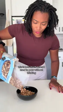 This used to be me 🥣👇🏽 Pouring cereal straight from the box thinking it was one serving… when it was actually 3x the amount 😅 Here’s the truth: You don’t need to cut out your favorite foods to lose weight — you just need to understand how much you’re actually eating. 👉🏽 Start by tracking your food for a week (no judgment, just awareness). 👉🏽 Then calculate a sustainable calorie deficit — around 250–500 calories below maintenance. 👉🏽 Focus on protein, strength training, and consistency, not perfection. Small changes like this add up to BIG results over time 💪🏽 #WeightLossTips #CalorieDeficit #BusyMomFitness #FatLossJourney #MacroFriendly 