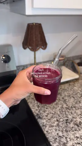 DAY 6 ft the THE WEEKEND : I think the weekend can really make or break your goals , why bc when you don’t have structure you can get off balance & this is why a good plan can help you achieve your goals!!  . Things that help me with staying on track during the weekend :  💫 making sure my workouts are planned + I know what I will be doing to stay active  💫 making sure I have most my meals ready.  💫 only have 1-2 cheat meals  . #stayingontrack #gettingbackontrack #Fitness #motivation 