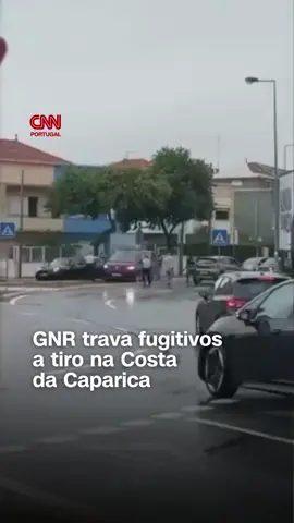 Uma perseguição policial esta manhã na Costa de Caparica terminou com sete suspeitos detidos e um ferido ligeiro, após disparos efetuados por um militar da GNR. O disparo foi feito depois dos suspeitos tentarem atropelar os elementos da GNR. Segundo apurou a CNN Portugal, a carrinha de matrícula estrangeira era seguida pela PSP no âmbito de uma investigação a um grupo suspeito de furtos milionários em residências. Veja aqui. #GNR #fugitivos #caparica
