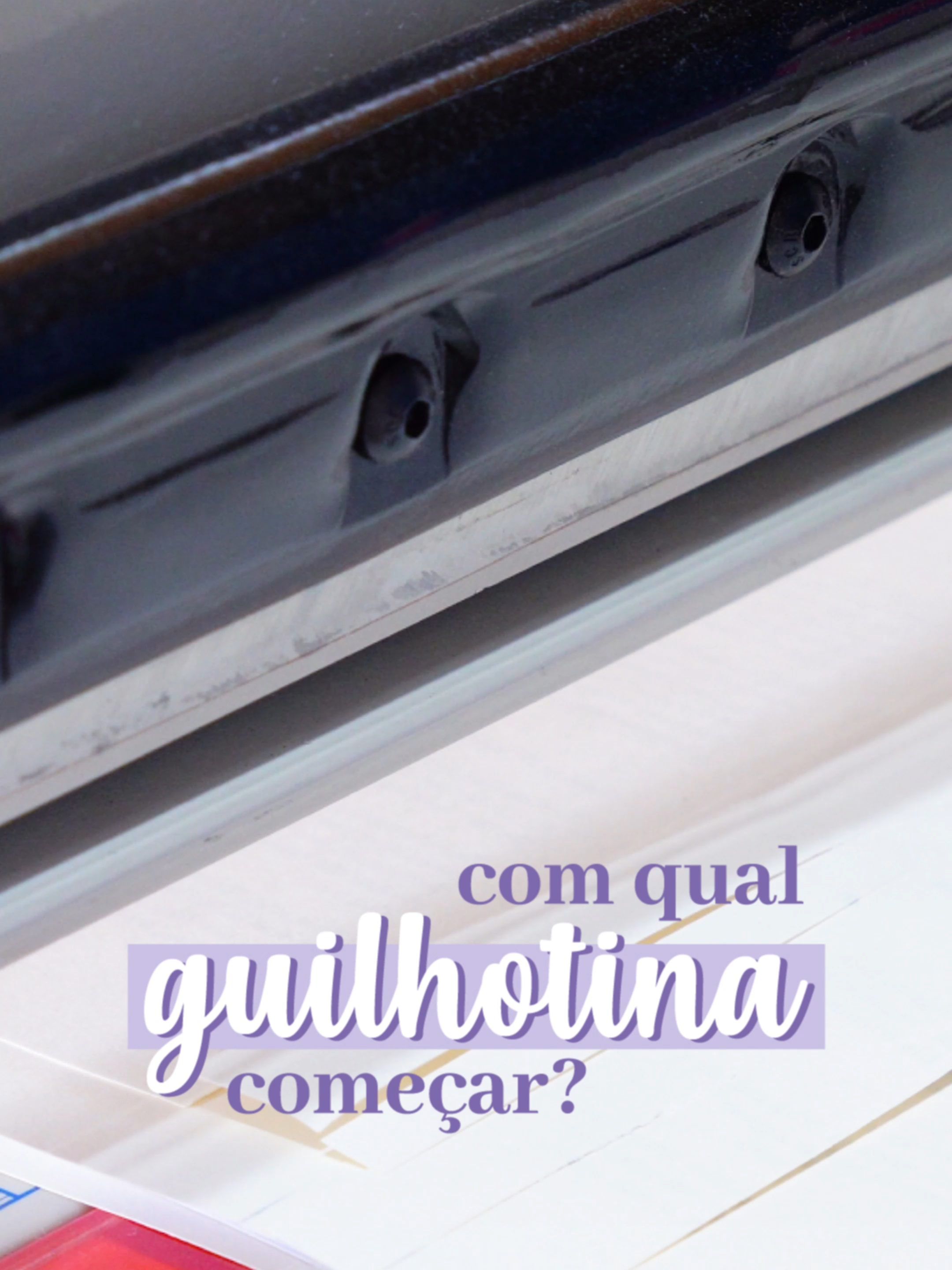 Quais são as melhores guilhotinas pra encadernação? Com qual a gente deve começar? Assim como tudo na encadernação, recomendo sempre começar com a mais básica e depois ir avançando aos poucos 😉 . Assista ao vídeo completo FERRAMENTAS PARA ENCADERNAÇÃO no canal do YouTube, o link do canal tá na bio! . 🔗 LINKS No vídeo do YouTube, você também encontra os links do vídeo passo a passo da guilhotina e também os links de compra! . . #papelaria #encadernação #encadernaçãoartesanal #cadernopersonalizado #cadernoartesanal #papelariapersonalizada