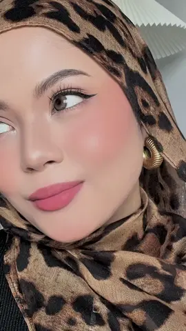 Trying this new cheek & lip pot and I’m in looovveee 💗✨ #blushandpout #lipcheekpot #timephorialipcheekpot