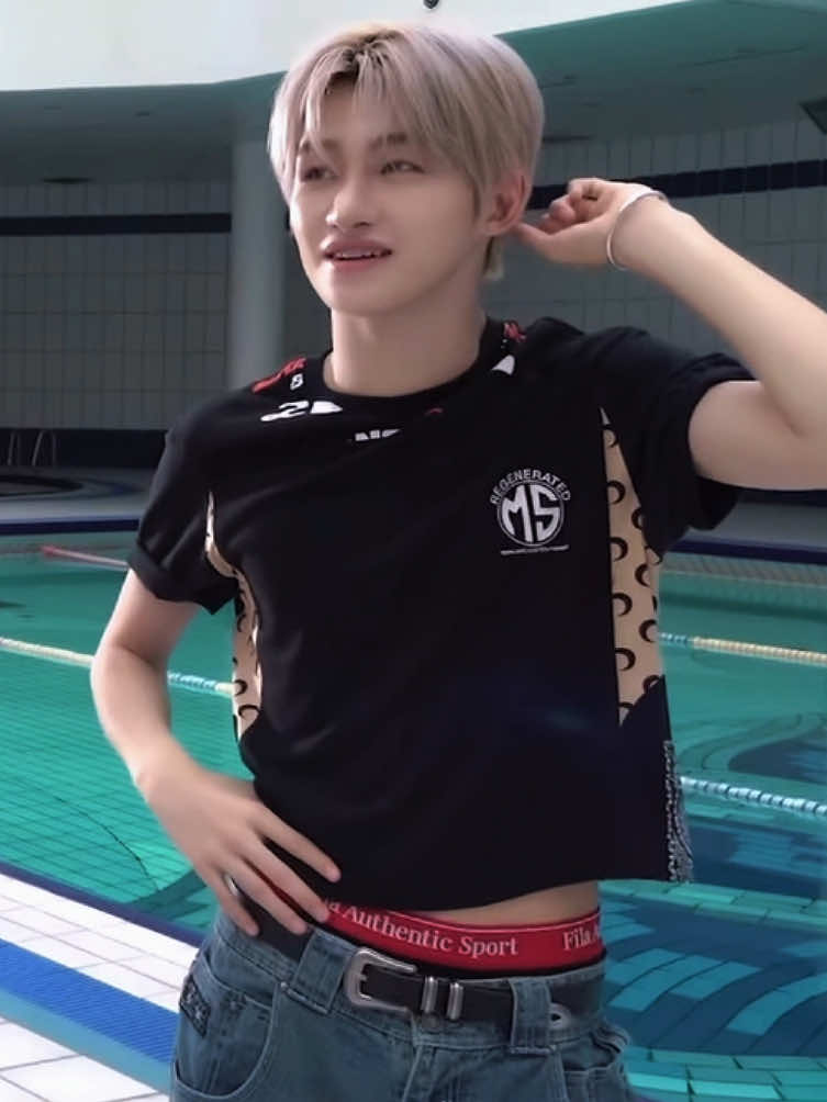 the way his hand rest on his hip? cvnty #tws #투어스 #jihoon #hanjihoon