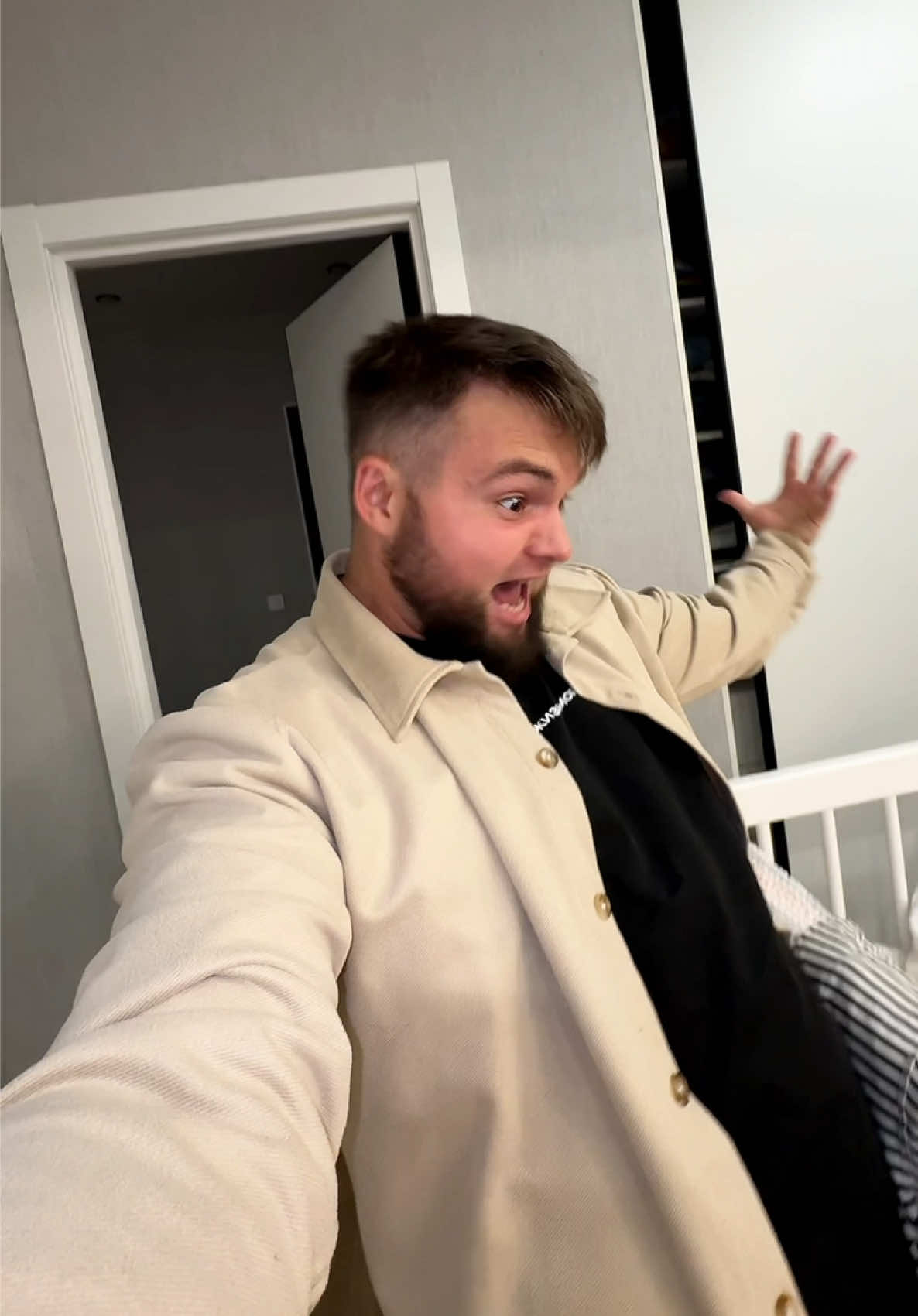 Она в ней за 2 года спала только одну ночь. Я собирал ее дольше чем она там спала 🤣🙈 #кроватка #дети #юмор #семья #топчики 