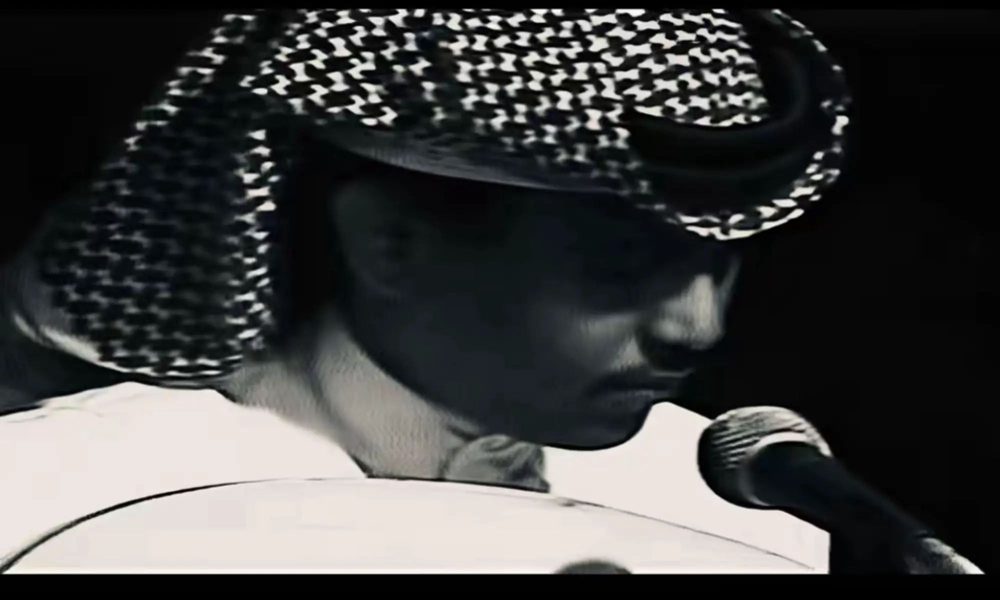 قالوا تزوره قلت أنا وين أبلقاه  قالوا تحاول قلت كيف الطريقة  قالوا نسيته قلت أنا ما أقدر أنساه  قالوا تحبه قلت هذي الحقيقة  قالوا تشوفه قلت أنا واحلالاه  أشوف زوله في حياتي دقيقة  قالوا لي أصبر قلت أنا الصبر ما أقواه  الصبر عن مضنون عيني ما أطيقه #محمد #عبده #youtube #v #jad #jed #trending #tiktok #viralvideo #viral #parati #k #g #a #ترند #اكسبلور #اكسبلورexplore #وحشتني 