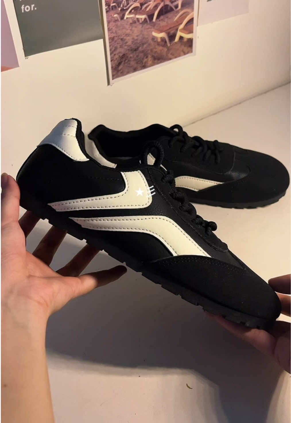 a black sneakers is what u need rn😮‍💨 #sneakers #blackshoes #casualshoes #shoesrecommendation #unisexshoes 