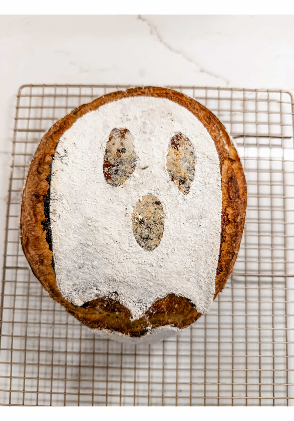 This ghost score was so easy and it’s so cute for Halloween! You have to try it! Make sure to dust the loaf with Thai rice flour to really make it pop! #sourdough #halloween 