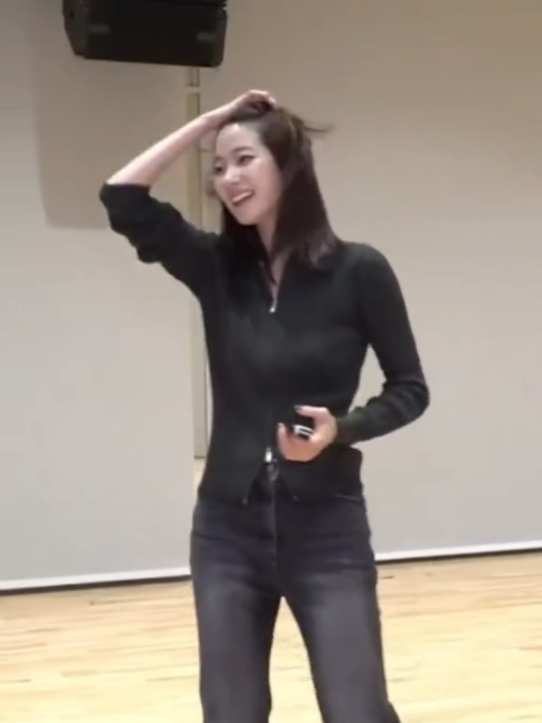 Zuhaa looks so pretty with her new midlenght hair #le_sserafim #kazuha 