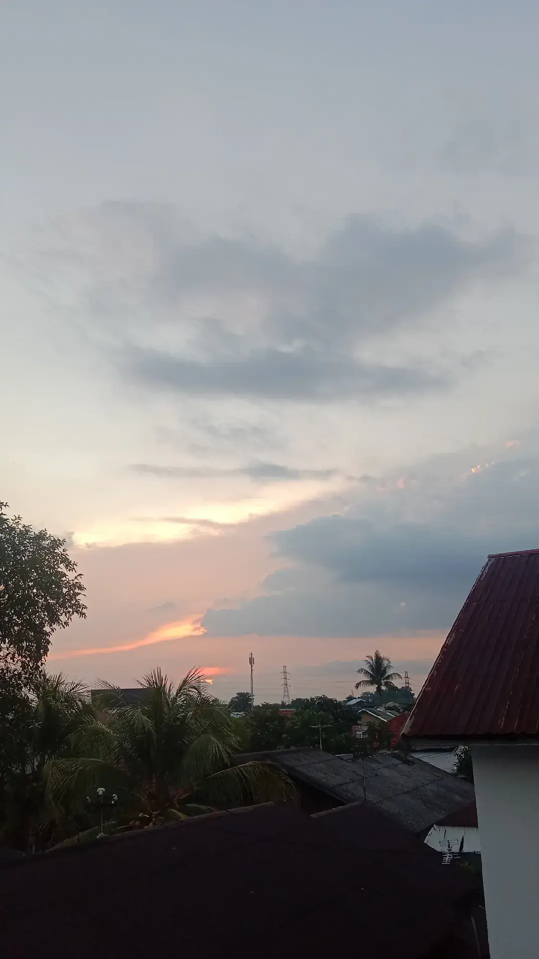 untukmuu wanita yg sngat amat aku syukuri kehadirannya smpai skrng . sejujurnya, aku tidak tau harus memulai dari mana tapi yang pasti, kamu telah menjadi manusia terpenting dlm hdupku smpai detik ini. dari sekian banyak orang yang pernah aku temui, hanya kamu yang berhasil membuatku merasa lengkap dann merasa hidup  .kamu hadir dalam waktu singkat tanpa kusadari, aku mengizinkanmu jauh ke dalam hatiku, tempat yang saat itu tidak ingin aku buka untuk siapa pun.  kamu telah membuatku bahagia, lebih dari apa pun. aku pikir hubungan kita kemaren bertahan lebih lamaa , tapi tak apa yg pastii ,waktuku bersamamu kemaren cukup membuatku melupakan masalah yang aku miliki ,dan memilikimuu kemaren adalah suatu hal yg sngat amatt aku syukuri. aku merindukan semua tentangmu, senyummu, tawamu, caramu memperlakukanku ,dan semua hal baik yg sdh kamu berikan smpai detik ini. aku selalu berpikir bahwa aku tidak layak untukmu, aku tidak cukup untukmu. hari demi hari aku mrsa kita semakin jauh, dari kata kita yg dlu . aku terlalu buruk dalam perjalanan singkat kita kemaren . tapi tak apa ,semuanya sdh berlalu .tugasku skrng hnya satu ,berusaha menjadi seseorang yg lebih baik lagi ,agar kelakk dikemudian hari jika msih ada waktu ,aku bisa memberikan versi terbaikku untukkmuu seutuhnya. sejujurnya, aku hancur, tidak sedikit tapi sepenuhnya, aku mencoba untuk pergi dengan teman-temanku, tapi aku tidak bisa menikmati semua hal itu. aku mengerti bahwa kamu terlalu hancur ketika kamu bersamaku, kamu sakit, denganku, aku terus menyalahkan diriku sendiri karena telah memperlakukanmu dgn buruk . setiap malam aku kembali pada kenangan kita di kepala dari awal saling mengenal hingga akhir pembicaraan kita , terkadang aku tersenyum dan terkadang aku merasa ingin menangis tapi aku berusaha kuat untuk semua ini dan aku menahan air mataku agar tidak mengalir. setiap hari aku memikirkanmu, setiap hari aku sakit, aku mencoba melakukan segala macam hal untuk menenangkan diriku, aku merindukanmu, kata orang waktu akan sembuh dgn seiringnya waktu ,tapi tidak dgnku . aku tidak pernah pulih, aku tidak pernah membencimu, karena keputusan yang kamu buat, kamu membuatku percaya pada cinta meski pada akhirnya akulah yang tenggelam dalam cinta yang tak berujung. aku sempat berpikir bahwa kau tidak mencintaiku selama ini, bukan? aku berdoa semoga kamu bahagia jika tidak bersamaku, itu tidak masalah, asalkan kamu tersenyum bahagia walau tidak bersamaku. aku mencoba untuk ikhlas tapi suatu saat ketika kamu menoleh ke belakang, tolong ingat bahwa ada aku seseorang yg mencintaimu dgn carakuu sndrii , seseorang yang sllu bangga dgn semuaa proses yg sdh kamu jalani , seseorang yang menempatkan kamu dalam setiap doa. dan jika kamu merindukannya, tolong berbicaralah, aku harap kamu tau bahwa aku tidak pernah benar-benar pergi. aku hanya belajar untuk tetap tenangg, menghadapi luka yang aku buat dan tidak tahu kapan akan sembuh penuh. jika suatu saat kamu kembali, aku berjanji kamu akan mendapatkan versi baru, walau aku tahu janjiku belum terpenuhi untukmu, aku sangat menyesal telah menyebabkan kamu merusak hubunganmu denganku. dan utk kesekian kalinya ku ucapkan beribu maaf utkmuu dariku,maaf atas semua hal buruk yg sdh ku berikan. berbahagialah dgn baik ya ? aku mencintaimu sllu dan sllu . sehatt sehatt yaa sementaakuu❤️‍🩹