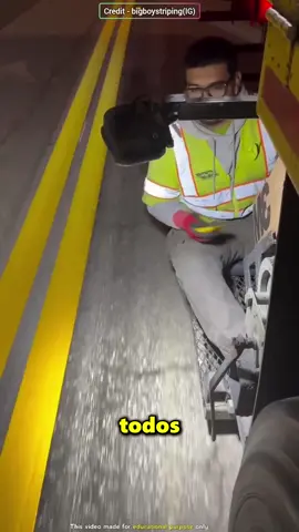 Este hombre trabaja por la noche en la carretera colocando indicadores reflectantes 😱🚧 Mientras todos duermen, él se encarga de mantener las rutas seguras para los conductores. Un trabajo arriesgado, pero esencial para evitar accidentes y salvar vidas. ¡Respeto total para quienes trabajan cuando el mundo descansa! 🙌 #rexo #datoraro #trabajo #carretera #shorts Disclaimer:This information is taken from the internet which may or may not be true we do not want to spread any fake news. The content provided by this channel is meant for EDUCATIONAL PURPOSE only. Copyright Disclaimer:- Under section 107 of copyright Act 1976, allowance is made for FAIR USE for purpose such a criticism, comment, news reporting, teaching, scholarship and research. Fair use is as permitted by copyright statues that might otherwise be infringing. Non-profit, educational or personal use tips the balance in favor of FAIR USE.