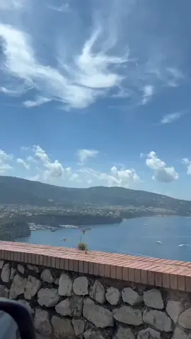 Hai mai pensato a quante volte nella vita ti sei sentito perso? A quante volte hai guardato indietro pensando di aver sbagliato tutto… come se ogni deviazione fosse un fallimento, come se ogni errore avesse cambiato il finale del tuo viaggio. Ma la verità è che anche quando ti perdi, il percorso non finisce. Proprio come su Google Maps, la vita non ti dice “hai sbagliato”. Ti dice solo: “ricalcolo del percorso.” Ogni scelta, anche quella che non capisci subito, ti sta portando da qualche parte. Forse non dove avevi previsto… ma dove hai davvero bisogno di arrivare. E forse, proprio adesso, mentre pensi di essere fuori rotta, stai solo seguendo la strada che ti cambierà per sempre. 🌙 👉 Se queste parole ti hanno toccato, fermati un secondo. Respira. Commenta con “ricalcolo” se anche tu stai cercando la tua direzione. E salva questo video per ricordartelo nei giorni in cui ti senti perso. 💭💚 #motivazione #perte #ForYouPage #ForU #viral 
