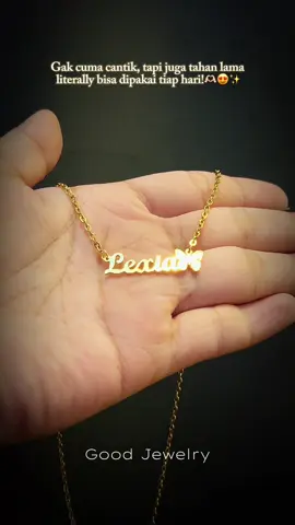 Cantik, elegan, tapi tetep strong 💪 Kalung nama + kupu-kupu ini emang juara sih. Anti karat, anti luntur, bisa kena air tiap hari 🛁✨#promoguncang1010 #promomakan1010 #goodjewelry #kalungnama #titanium 