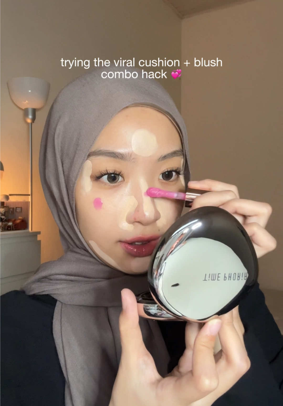 knp aku baru cobain hack ini skrg ya?! padahal hasilnya cakep bgt lebih natural trs satset!!😭🫶🏻🫶🏻 #cushion #blush #makeuphacks 