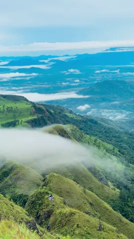 සමහර තැන් තියෙනවා කවුරුත් දන්නේ නැති තරමට තමයි ලස්සන 🥺😭🍃 #campingsrilanka #hikingsrilanka #travelsrilanka #viral #nature 