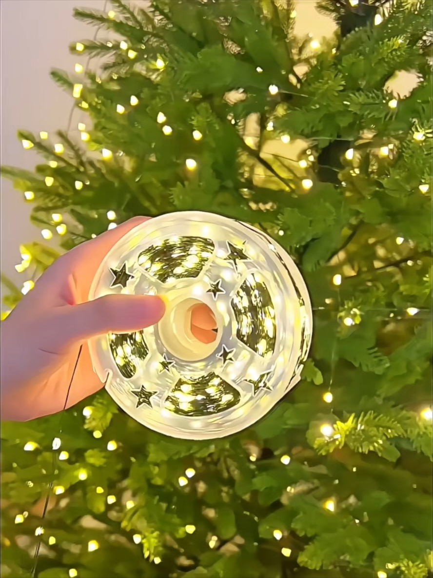 Dây đèn đom đóm (hay còn gọi là led hạt gạo) dùng trang trí quấn cây thông, tiểu cảnh. Lên cây sang trọng. Có rất nhiều kích thước để lựa chọn. Cây nhỏ gọn có thể chọn USB 5V, cây to hơn tham khảo mẫu cắm điện. #daydencaythong #trangtrigiangsinh #trangtrinoen #đaydendomdom #daydenhatgao