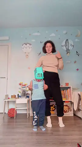 До конца, пожалуйста 🤣🤣🤣 Перед прогулкой решили записать танец, вот что вышло 🤣 На штанах даже видео, что они для прогулки 🤣🤣🤣 #мамаисын #тренды2025 #продвижениевтикток #узнайпервым #продвижениетикток 