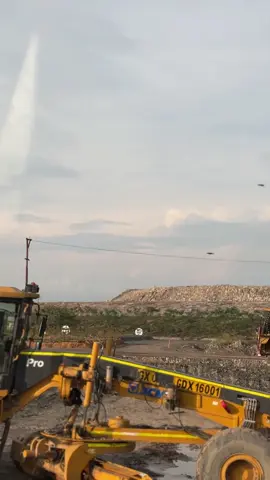 Unit dengan vibes nya sendiri🤣#jhonlinbaratama #sany #operatormuda #tambanghitz #tambang 