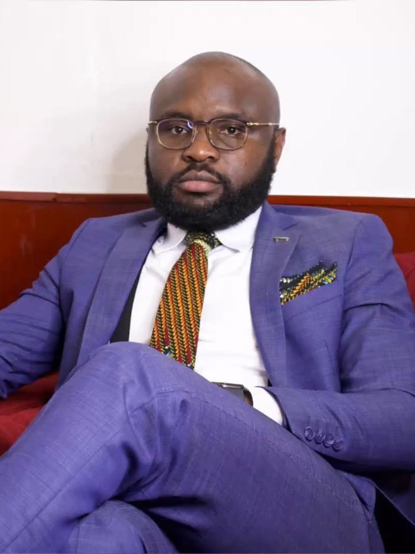 [#Interview] Affaire Harold Leckat : son avocat parle d’une affaire politique   L’avocat Ange Kevin Nzigou dénonce l’arrestation du journaliste Harold Leckat comme une manœuvre politique. Le directeur de publication de Gabon Media Time a été placé sous mandat de dépot après cinq jours de garde à vue. Accusé d’escroquerie, de passation illégale de marché public et de surfacturation, il serait selon son conseil victime d’un règlement de compte visant à faire taire une voix critique du pouvoir. Une affaire qui relance le débat sur la liberté de la presse et l’instrumentalisation de la justice au Gabon.    📱066441717 📞 011775663   𝐑𝐞𝐣𝐨𝐢𝐠𝐧𝐞𝐳 𝐧𝐨𝐭𝐫𝐞 𝐜𝐡𝐚𝐢̂𝐧𝐞 𝐖𝐡𝐚𝐭𝐬𝐀𝐩𝐩 :   🔗 https://lc.cx/9dgPhl  #GMTTv #GMT #Gabon #FreeHaroldLeckat
