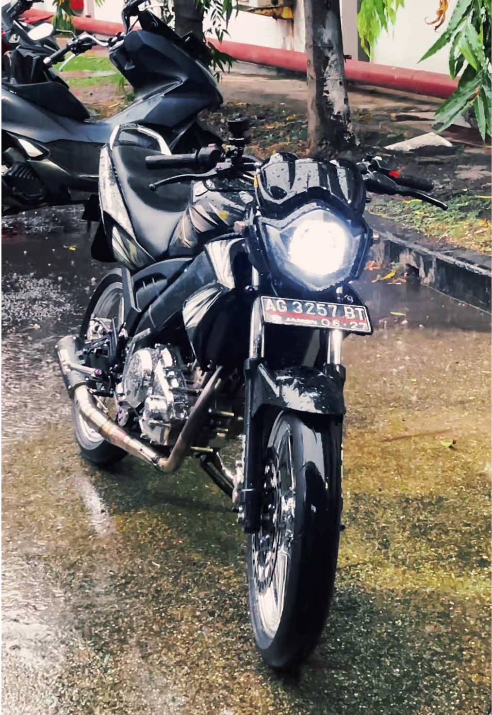 Habis nyuci langsung di hajar badai 🗿 #vixion #vixionold #vixion150 #vixionindonesia #vixion_modifikasi @𝗩𝗶𝘅𝗶𝗼𝗻_𝗦𝘁𝗮𝗻𝗱𝗮𝗿🗿 