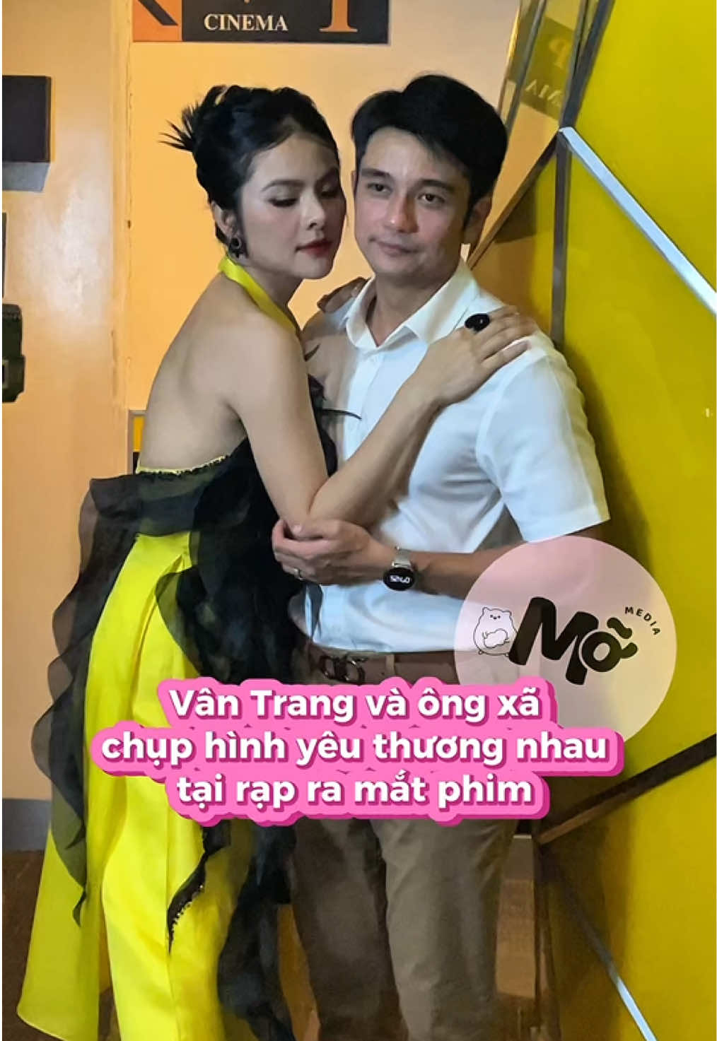 Vân Trang và ông xã  chụp hình yêu thương nhau  tại rạp ra mắt phim #vantrang #showbizviet #tiktoknews #momedia #nhamaxo 