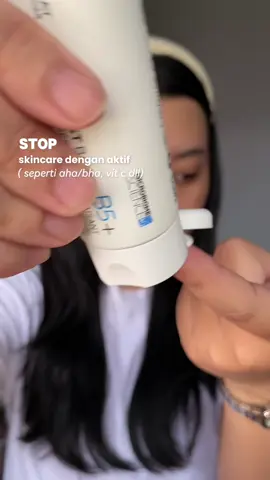 Hydration ✔️ Soothing ✔️ Healthy glow ✔️ My skin barrier’s new best friend — La Roche-Posay Cicaplast baume B5+ 💙 Truly a #SUPERMOISTURIZER that helps calm, repair, and protect my skin. @La Roche-Posay Indonesia  #LAROCHEPOSAY #SKINLIFECHANGER #CICACOVERED #CICACOVERITALL