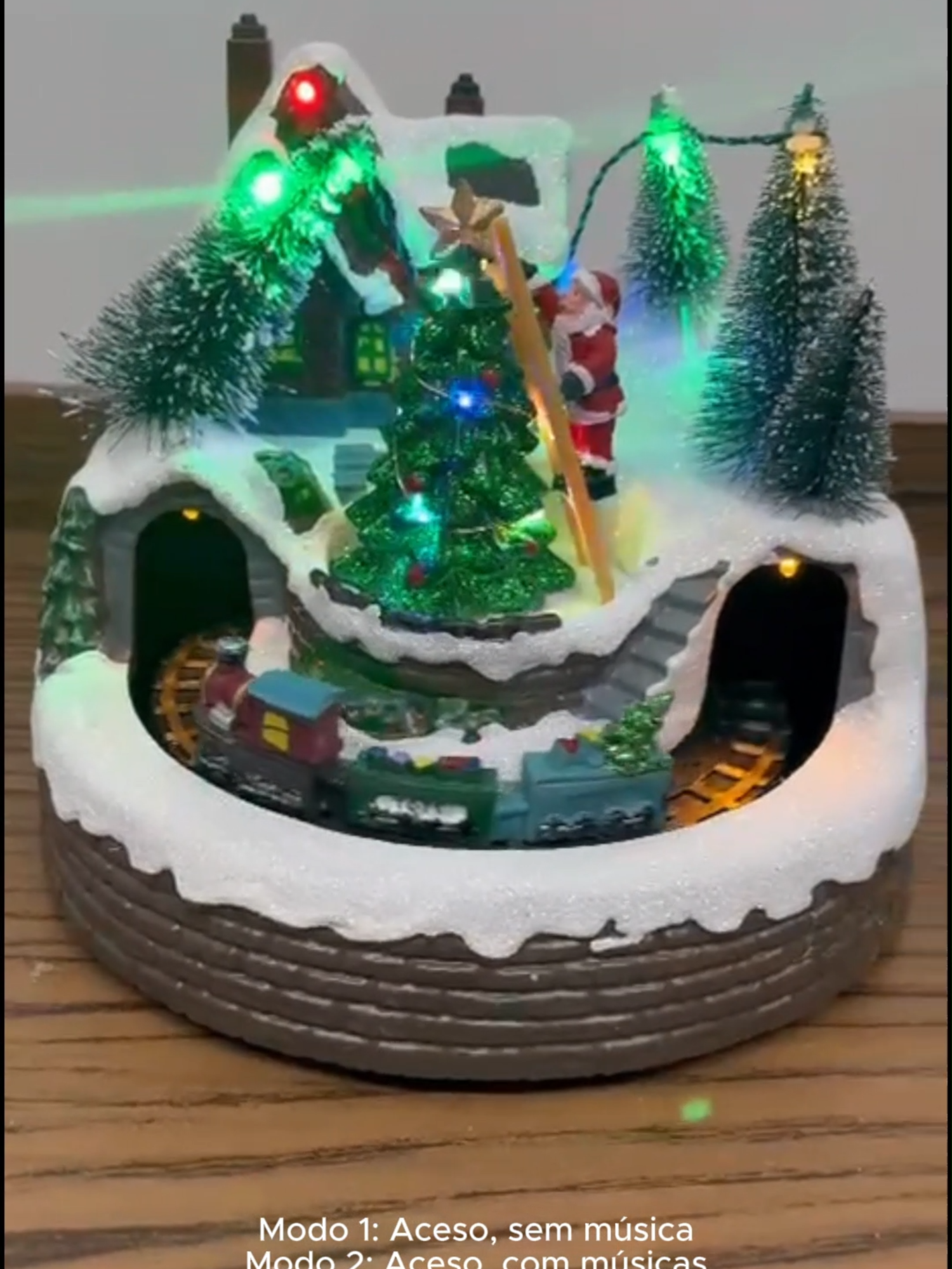 Este lindo cenário recria uma vila natalina encantada, com um trenzinho em movimento, luzes cintilantes e uma melodia suave que preenche o ambiente com o verdadeiro espírito do Natal. #Natal #decoracaonatalina #papainoel #decoracaodenatal #enfeitedenatal #arvoredenatal #trenzinhonatalino #trenzinhodenatal #tremdenatal #tremnatalino