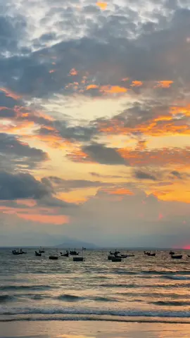 Mãi đến bây giờ mình mới hiểu ra, người thiếu tình thương nhiều nhất thật ra là chính mình. Thì ra cách mình yêu người khác, chính là cách mình đã luôn khao khát được yêu thương, luôn đem hạnh phúc đặt vào tay người khác, cuộc sống chỉ toàn là những ngày chờ đợi mỏi mòn. Mình luôn muốn người khác hạnh phúc nhưng chưa bao giờ tự hỏi bản thân có đang thật sự hạnh phúc không..? #muine #phanthiet #bien #xh #hoanghon 