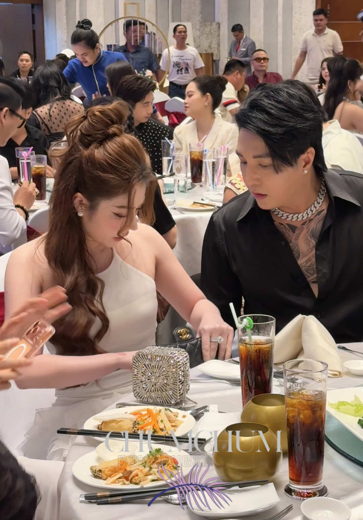 Vợ chồng Lâm Chấn Khang xuất hiện nhưng thứ mọi người chú ý là nhan sắc của vợ Thuỳ Dung ở sinh nhật của bầu show Lê Khắc Bình  #ChumChum #BiMatVbiz #Baushowlekhacbinh #Sinhnhatbaushowlekhacbinh #Sinhnhatbaushowlekhacbinhbychumchum