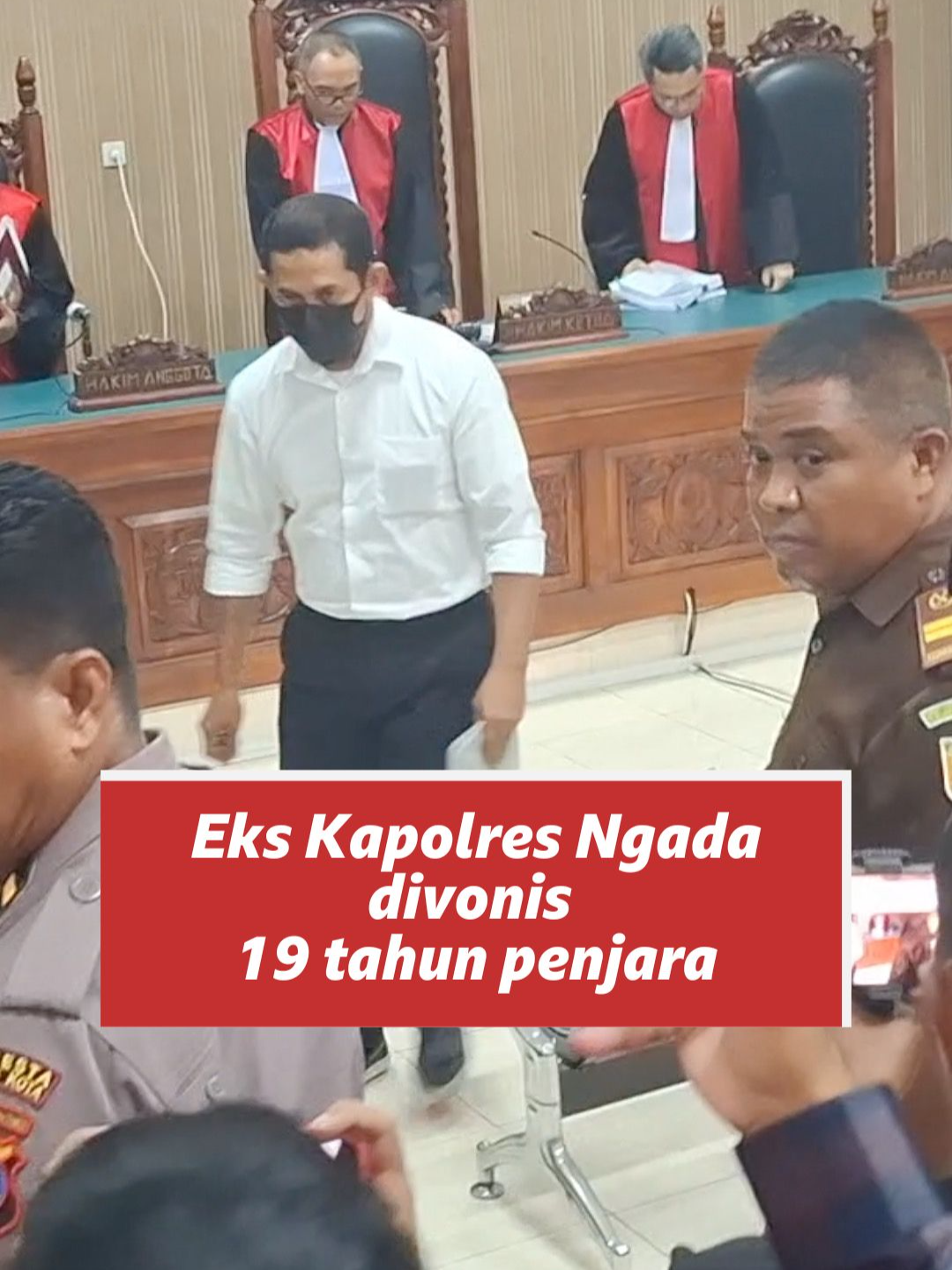 Mantan Kapolres Ngada, AKBP Fajar Widyadharma Lukman Sumaatmaja, divonis 19 tahun penjara oleh majelis hakim Pengadilan Negeri (PN) Kupang, NTT, Selasa (21/10). Fajar terbukti bersalah mencabuli tiga anak dan unggah video di situs porno Australia. Vonis ini lebih rendah satu tahun dari tuntutan 20 tahun oleh jaksa penuntut umum. Fajar juga diwajibkan membayar uang denda sebesar Rp5 milyar. #polisi #penjara #hukum #anak #polisiindonesia