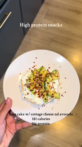 High protein snacks on repeat 💪🏽 as a 28 year old mom with PCOS let me know if you want to see a macros breakdown. 🫶🏼 #highprotein #caloriedeficit #weightloss #food #lunchideas 